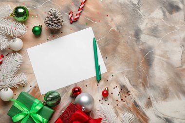 Grunge arka planında boş kart, kalem ve Noel süslemeleri ile kompozisyon