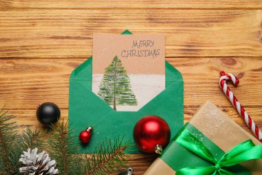 Tebrik kartı, Noel süslemeleri ve ahşap arka planda hediye içeren kompozisyon
