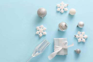 Camlı kompozisyon, Noel hediyesi ve renk arkaplanındaki dekorasyonlar