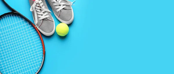 Raquete Tênis Sapatos Bola Fundo Azul Com Espaço Para Texto — Fotografia de Stock