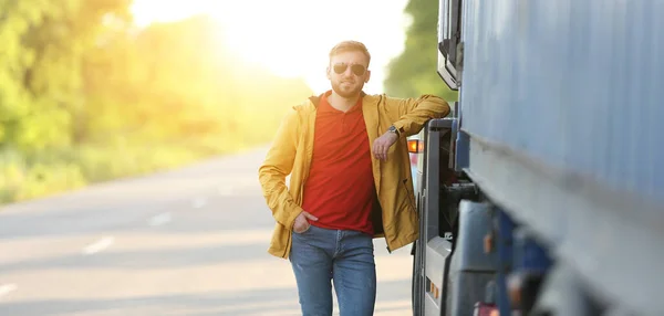 Retrato Conductor Masculino Cerca Camión Grande Aire Libre — Foto de Stock