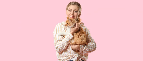 美しいです若いです女性とともに可愛いです猫オンピンクの背景 — ストック写真