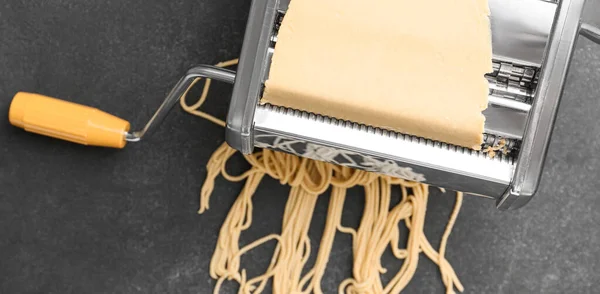 Pasta Machine Met Deeg Donkere Achtergrond Bovenaanzicht — Stockfoto