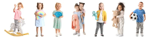 白い背景におもちゃを持つかわいい子供たちのグループ — ストック写真