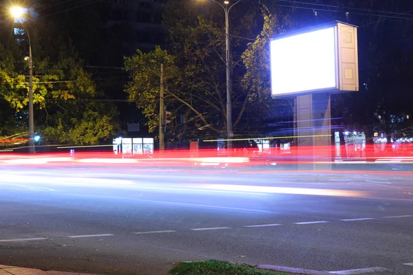 Widok Drogi Miejskiej Światłami Ulicznymi Billboardami Nocy — Zdjęcie stockowe