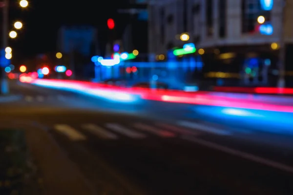 Розмитий Вид Міську Дорогу Пішохідним Переходом Вуличними Ліхтарями Вночі — стокове фото