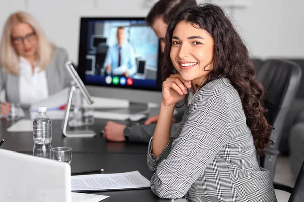 Jeune Femme Affaires Ayant Une Réunion Bureau — Photo