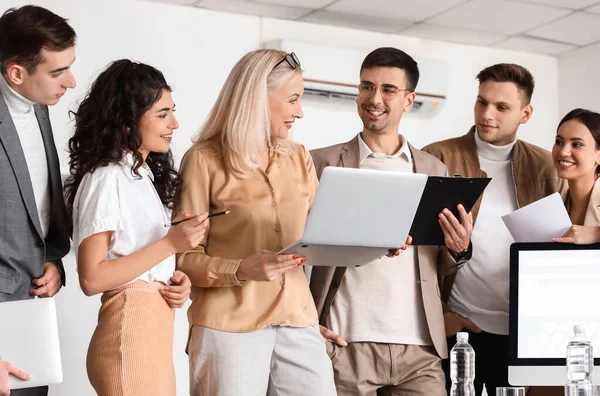 Colegas Negócios Com Laptop Tendo Reunião Escritório — Fotografia de Stock