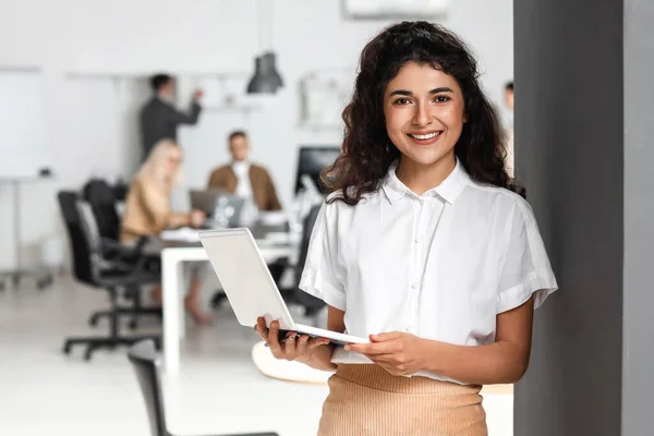 Jeune Femme Affaires Avec Ordinateur Portable Lors Une Réunion Bureau — Photo