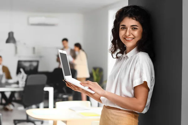 Молода Бізнес Леді Працює Ноутбуком Під Час Зустрічі Офісі — стокове фото