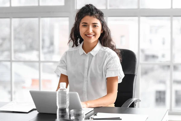 Lächelnde Geschäftsfrau Arbeitet Mit Laptop Tisch Büro — Stockfoto