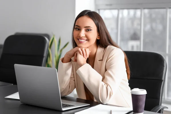 Lächelnde Geschäftsfrau Arbeitet Mit Laptop Tisch Büro — Stockfoto
