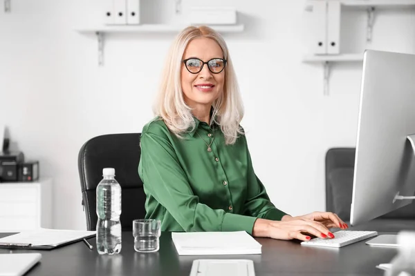 Mature Businesswoman Working Computer Table Office — Stock Photo, Image