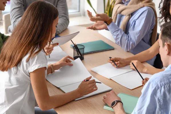 Collaboratori Aziendali Che Riuniscono Ufficio — Foto Stock