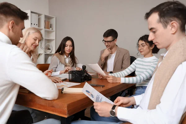 Compañeros Trabajo Que Reúnen Cargo — Foto de Stock