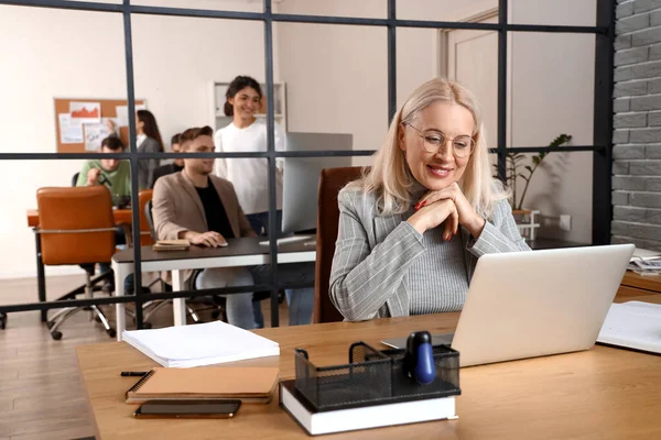 Mature Businesswoman Working Laptop Table Office — Stock Photo, Image