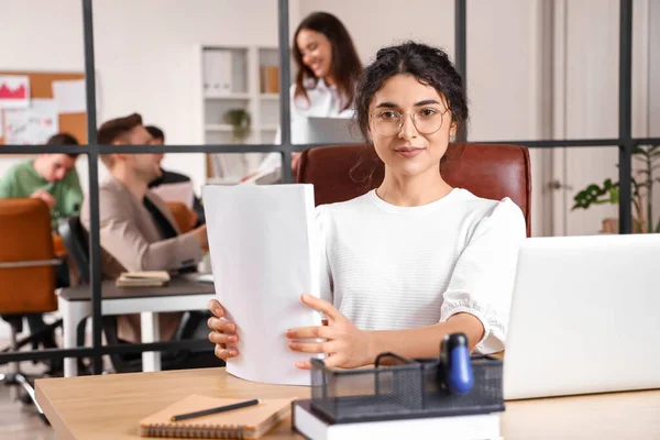 Joven Mujer Negocios Con Documentos Que Trabajan Mesa Oficina — Foto de Stock