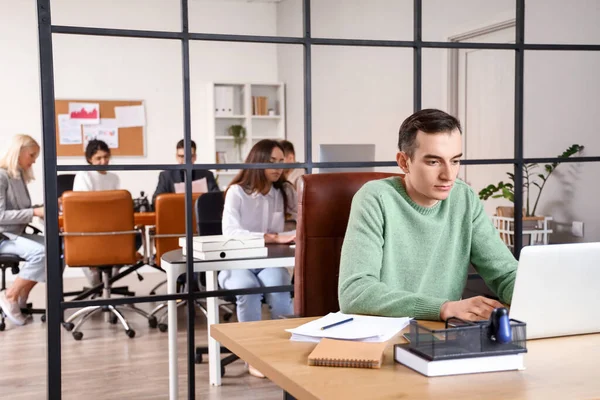 Young Businessman Working Laptop Table Office — Stock Photo, Image