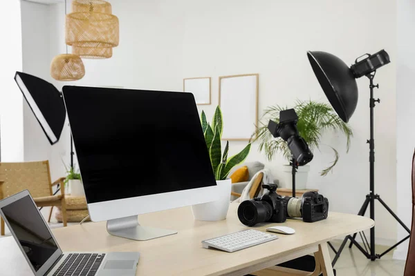 Arbeitsplatz Des Fotografen Mit Computer Laptop Und Kameras Modernen Studio — Stockfoto