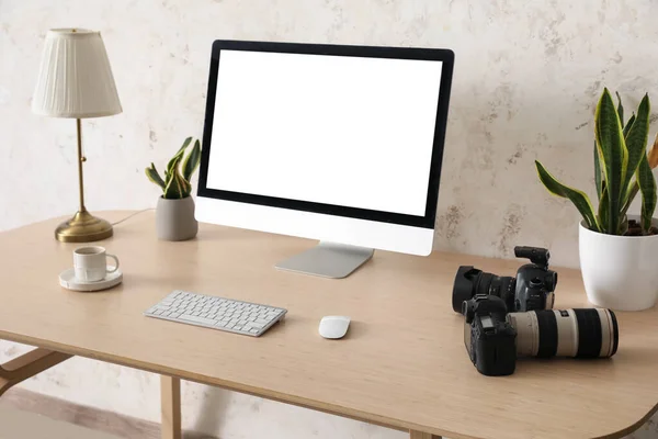 Photographer Workplace Computer Professional Cameras Light Wall — Stock Photo, Image