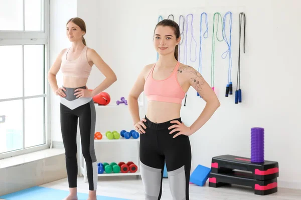 Deportivas Mujeres Jóvenes Gimnasio — Foto de Stock