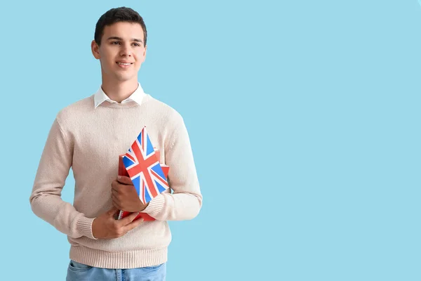 Adolescente Con Bandera Del Reino Unido Sobre Fondo Azul —  Fotos de Stock