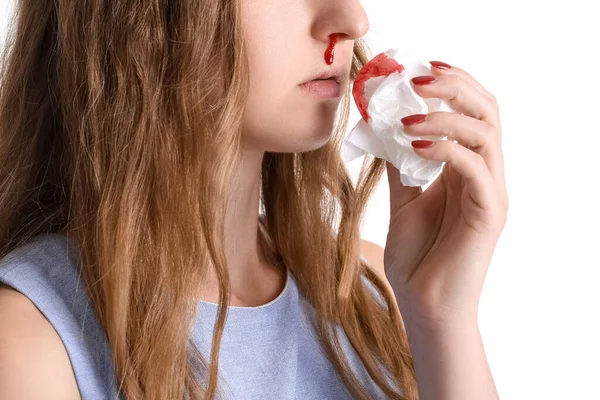 Mujer Joven Con Hemorragia Nasal Tejido Sobre Fondo Blanco Primer — Foto de Stock