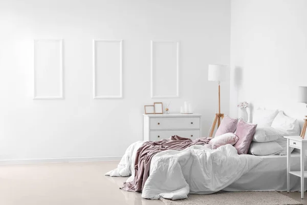 Interior Luz Acogedor Dormitorio Con Cómoda Lámpara — Foto de Stock