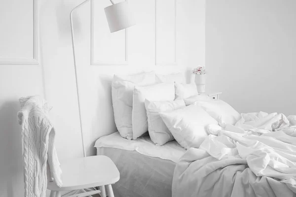 Interiorul Dormitorului Confortabil Deschis Scaun Lampă — Fotografie, imagine de stoc