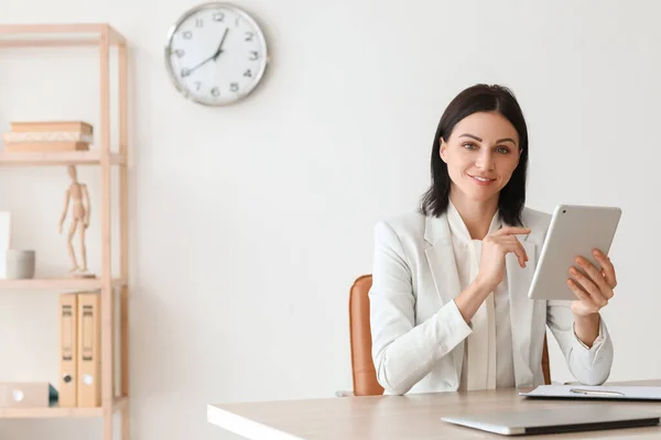 Female Psychologist Video Chatting Patient Table Office — Stock Photo, Image