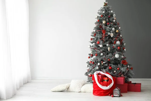 Gyönyörű Karácsonyfa Mikulás Táska Ajándékokkal Szobában — Stock Fotó