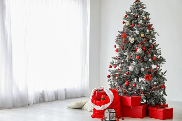 Bela Árvore Natal Saco Papai Noel Com Presentes Sala Luz — Fotografia de Stock