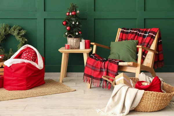 Modern Oturma Odasının Içinde Noel Baba Çantası Hediyeler Noel Ağacı — Stok fotoğraf