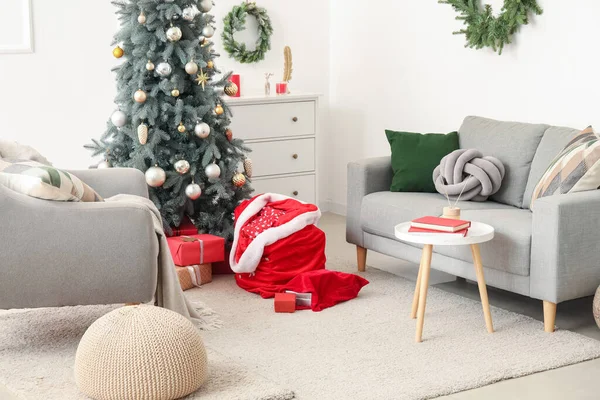 Interior Elegante Moderna Sala Estar Com Bela Árvore Natal Sacos — Fotografia de Stock