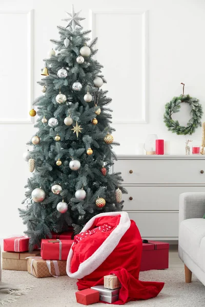 Hermoso Árbol Navidad Bolsas Santa Con Regalos Habitación —  Fotos de Stock