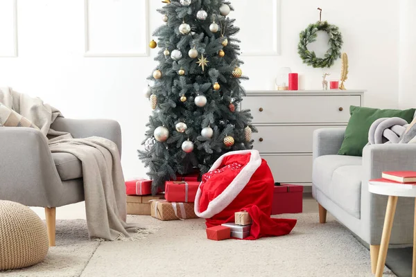 Stijlvol Interieur Van Moderne Woonkamer Met Mooie Kerstboom Kersttassen Geschenken — Stockfoto