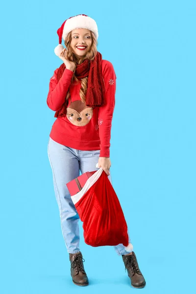 Ung Kvinna Santa Hatt Med Väska Blå Bakgrund — Stockfoto