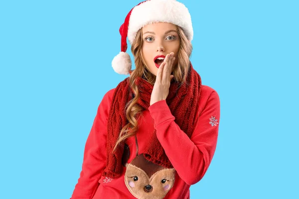 Surprised Young Woman Santa Hat Blue Background — Stock Photo, Image