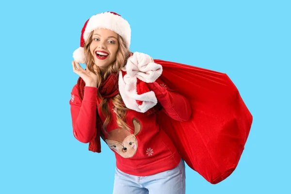 Jeune Femme Chapeau Santa Avec Sac Sur Fond Bleu — Photo