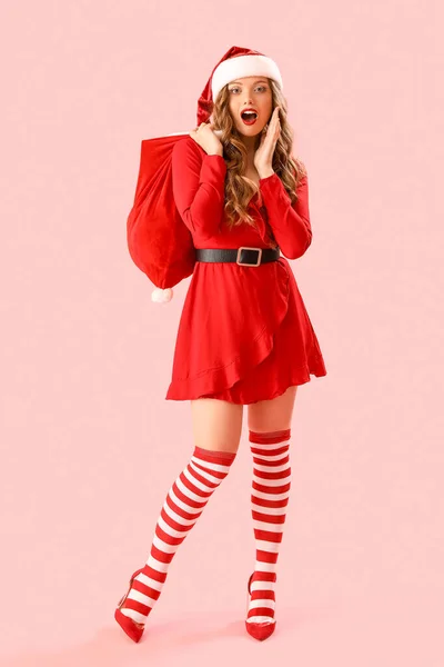 Surprised Young Woman Santa Costume Bag Pink Background — Stock Photo, Image