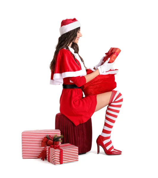 Hermosa Mujer Traje Santa Con Bolsa Regalo Navidad Sentado Sobre — Foto de Stock