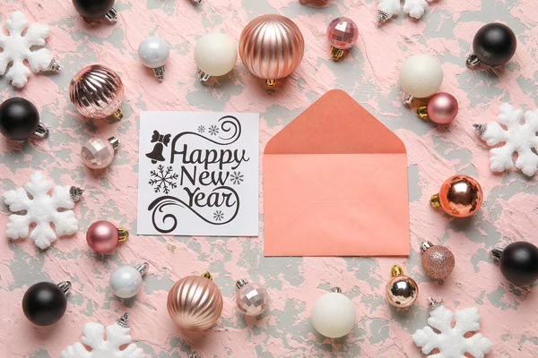 テキスト付きカードハッピー新年 封筒と色の背景に美しい装飾 — ストック写真