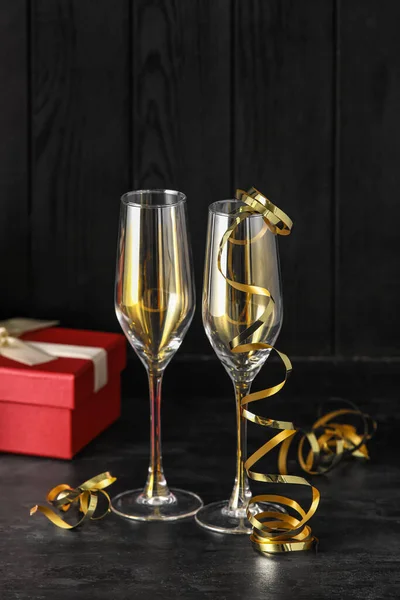 Bicchieri Con Serpentino Regalo Natale Sfondo Legno Scuro — Foto Stock