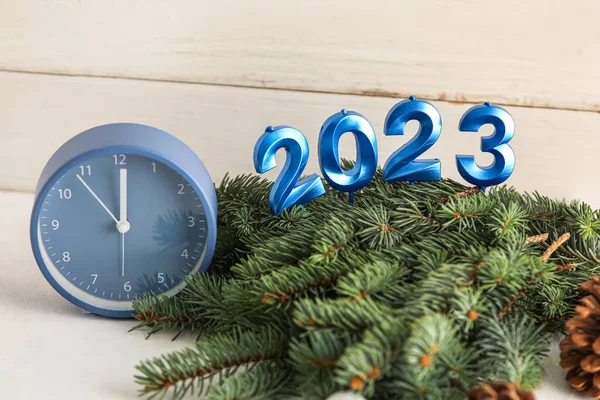 Reloj Despertador Con Ramas Navidad Figura 2023 Sobre Fondo Madera — Foto de Stock