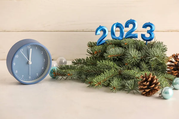 白い木製の背景にクリスマスブランチ ボールと図2023と目覚まし時計 — ストック写真