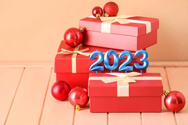 图2023有圣诞球和米色木制背景的礼物 — 图库照片