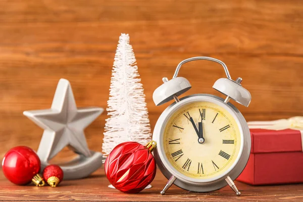 木製の背景にクリスマスの装飾や贈り物と目覚まし時計 — ストック写真