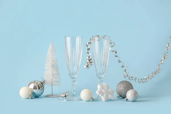 Glasses Christmas Decor Blue Background — Stock Photo, Image