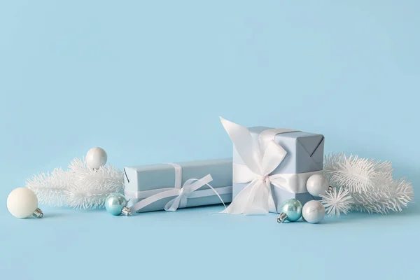 Regalos Navidad Con Bolas Ramas Abeto Sobre Fondo Azul —  Fotos de Stock