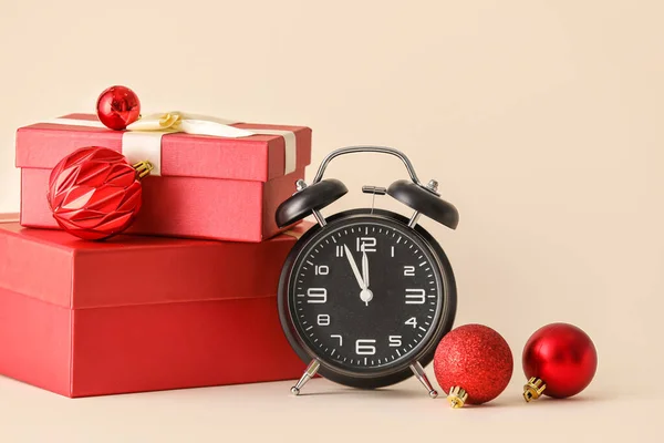 Réveil Avec Boules Noël Cadeaux Sur Fond Blanc — Photo